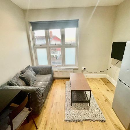 Cosy 1 Bedroom Flat! Лондон Екстериор снимка