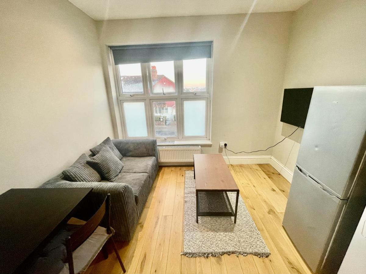 Cosy 1 Bedroom Flat! Лондон Екстериор снимка